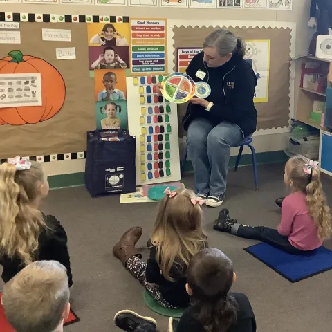 educadora de nutrición de CalFresh Healthy Living de UCCE, explica MiPlato a preescolares.
