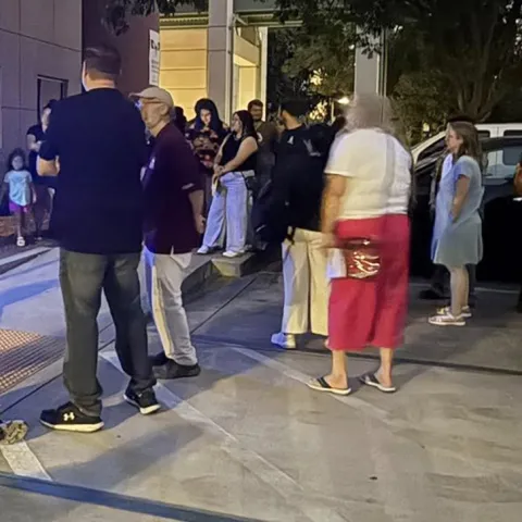 A crowd begins to gather around the blacklighting demonstration. (Photo by Kristy Vasquez)