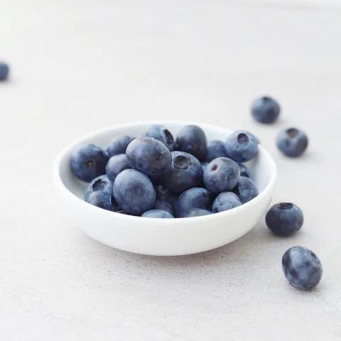 Photo by Yulia Khlebnikova of a bowl of blueberries