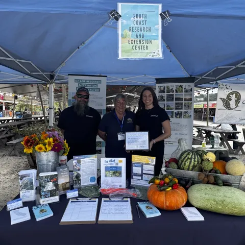 UCCE SOUTHCOAST RECIBE PREMIO POR PARTE D ELA CIUDAD DE IRVINE A SU LABOR EN LA AGRICULTURA.