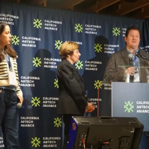 Ponentes en un almuerzo de la Alianza para la Tecnología Agrícola de California.