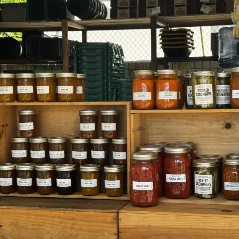 Frascos con conservas en venta en una granja urbana.