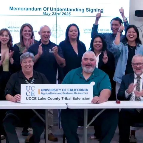 UC ANR y Middletown Ranchería durante la firma de un Memorando de Acuerdo.