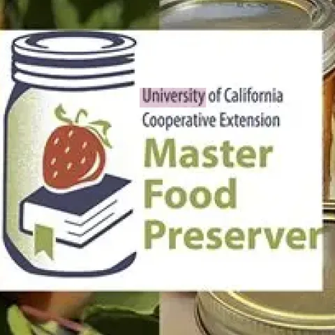 Fotografía de alimentos en conserva con logo de los Maestreos Conservadores