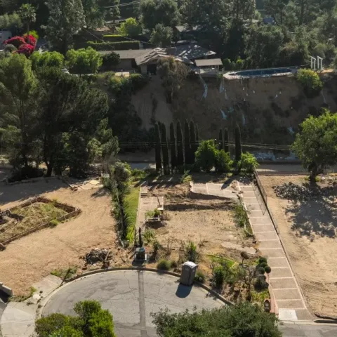 Vista panorámica de un vecindario en Altadena arrasado por el fuego.