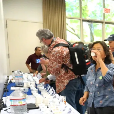Grupo de personas degustando varios tipos de té.