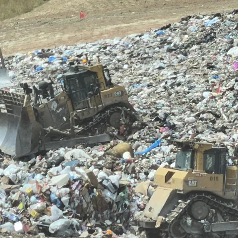 Maquinaria manejando basura.