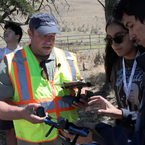 Un grupo de estudiantes reunidos practican el uso de drones