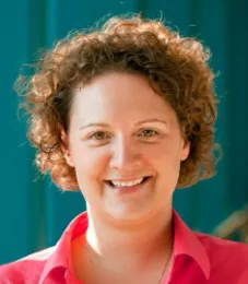 UC Cooperative Extension apiculturist Elina Lastro Niño.