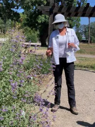 n her Progpagation Workshop, Jenny Marr shows participants what to look for. Laura Kling