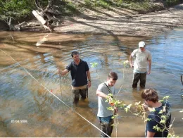 Estudiantes de ingeniería de la Universidad Estatal de Mississippi adquiriendo experiencia práctica en la medición de caudales