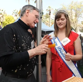 California Dairy Princess Kayla Withrow of Wilton talks honey with Extension apiculturist Eric Mussen. (Photo by Kathy Keatley Garvey)