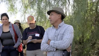 Héctor López, dueño de la granja, Tierra Sana Farm, y localizada en Bonsall, compartió con los agricultores la técnica para hacer un té de compostaje para suministrar nutrientes a sus plantas.
