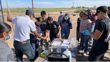 Díaz en una demostración de calidad de agua con estudiantes de la preparatoria Calexico.