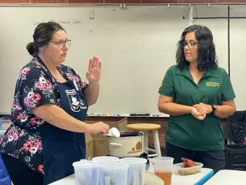 Dee Denton, coordinadora del programa de Conservas de Comida y Clara Wilshire, educadora de nutrici&oacute;n del programa EFNEP impartiendo una clase sobre como utilizar los sobrantes de comida.