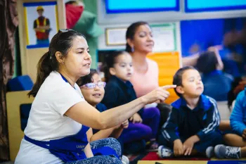 CalFresh Healthy Living Instructor works with teacher and students