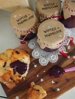 4 jars of winter marmelade and baked goods on a wooden tray