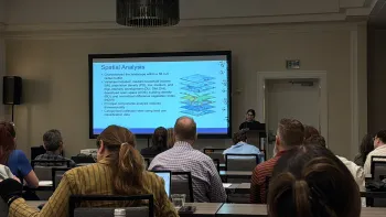 Personas en una conferencia.