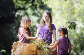 4-H volunteers at Earth Day Clean up