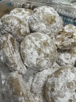 Round cookies dusted with powdered sugar