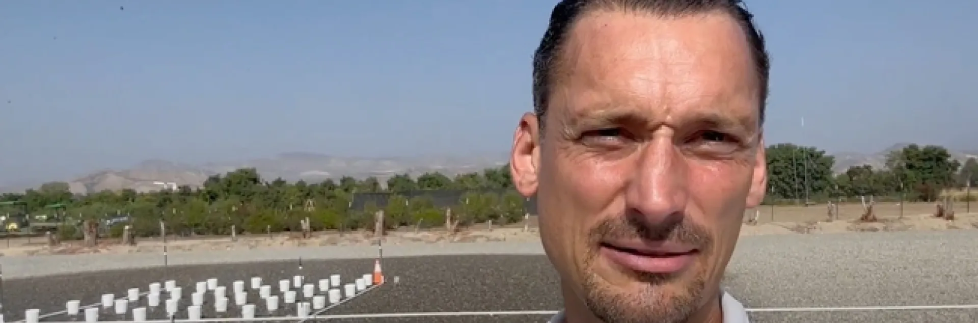 Gerry Spinelli asesor agrícola en Horticultura en el condado de San Diego de UC ANR durante un experimento en el Centro de Investigación y Extensión en Irvine para investigar qué aspersores son más eficientes, es decir, cuál ofrece mejor uniformidad en la distribución del agua.