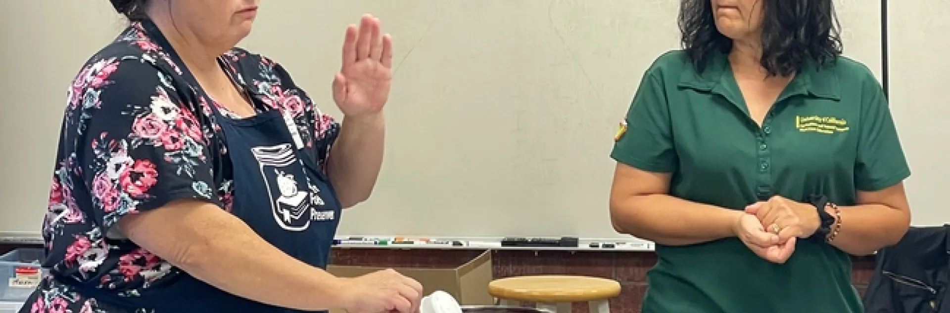 Dee Denton, coordinadora del programa de Conservas de Comida y Clara Wilshire, educadora de nutrición del programa EFNEP impartiendo una clase sobre como utilizar los sobrantes de comida.