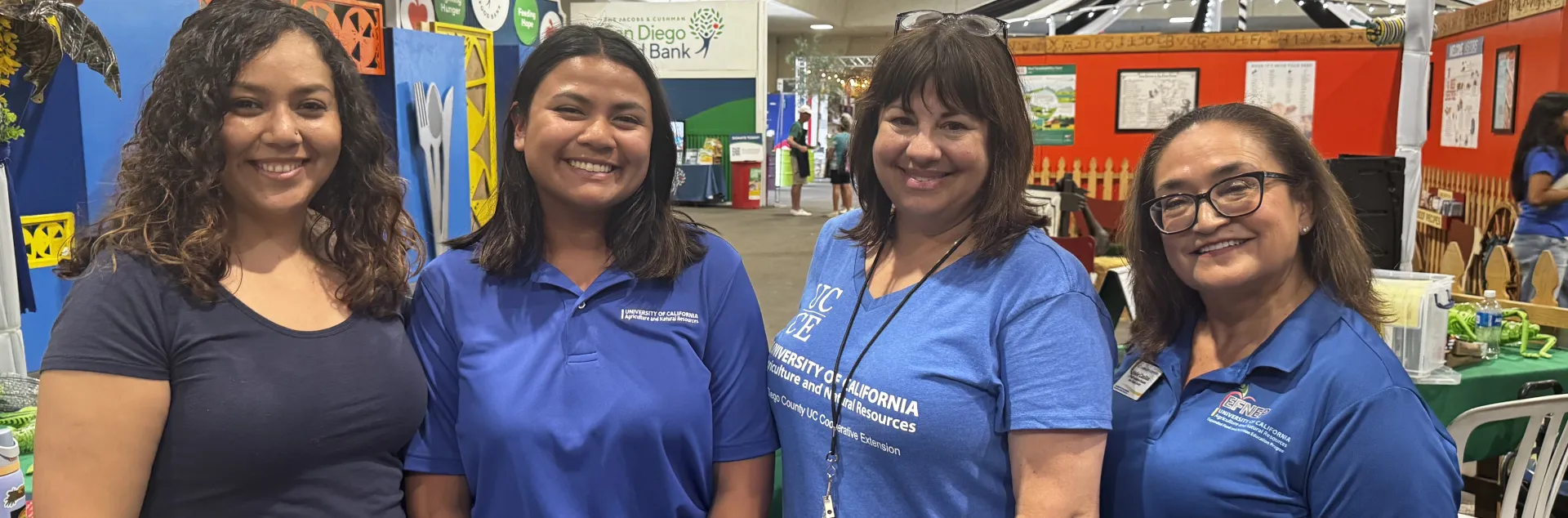 Cuatro mujeres en feria de San Diego.