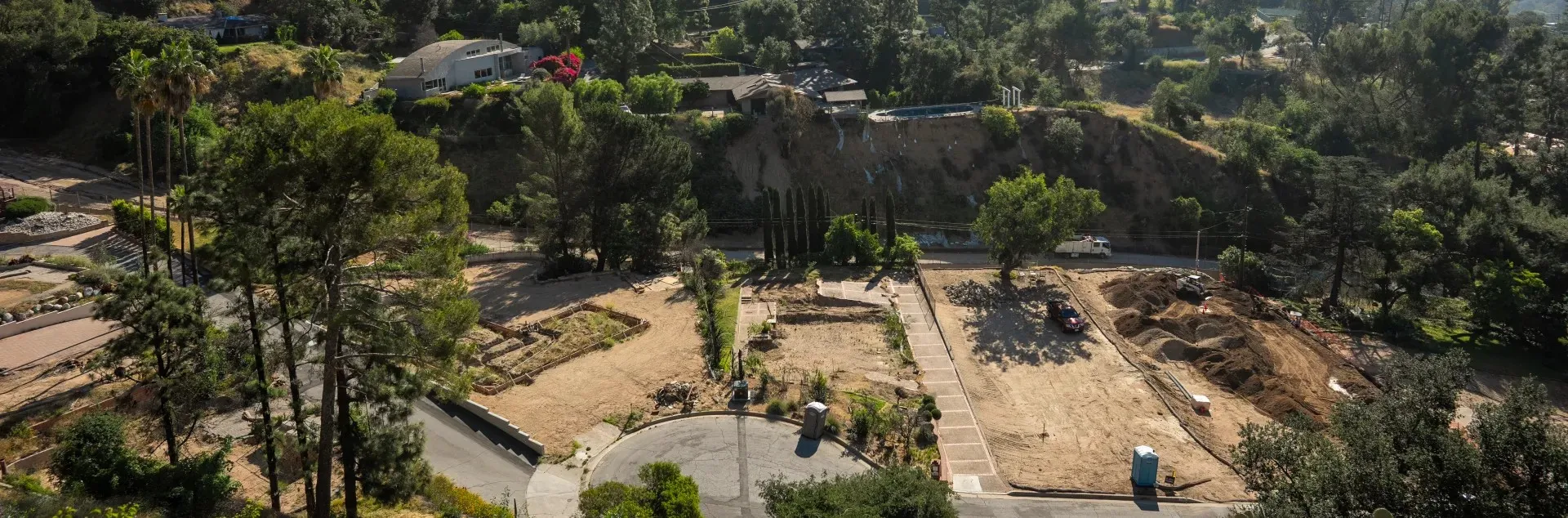 Vista panorámica de un vecindario en Altadena arrasado por el fuego.