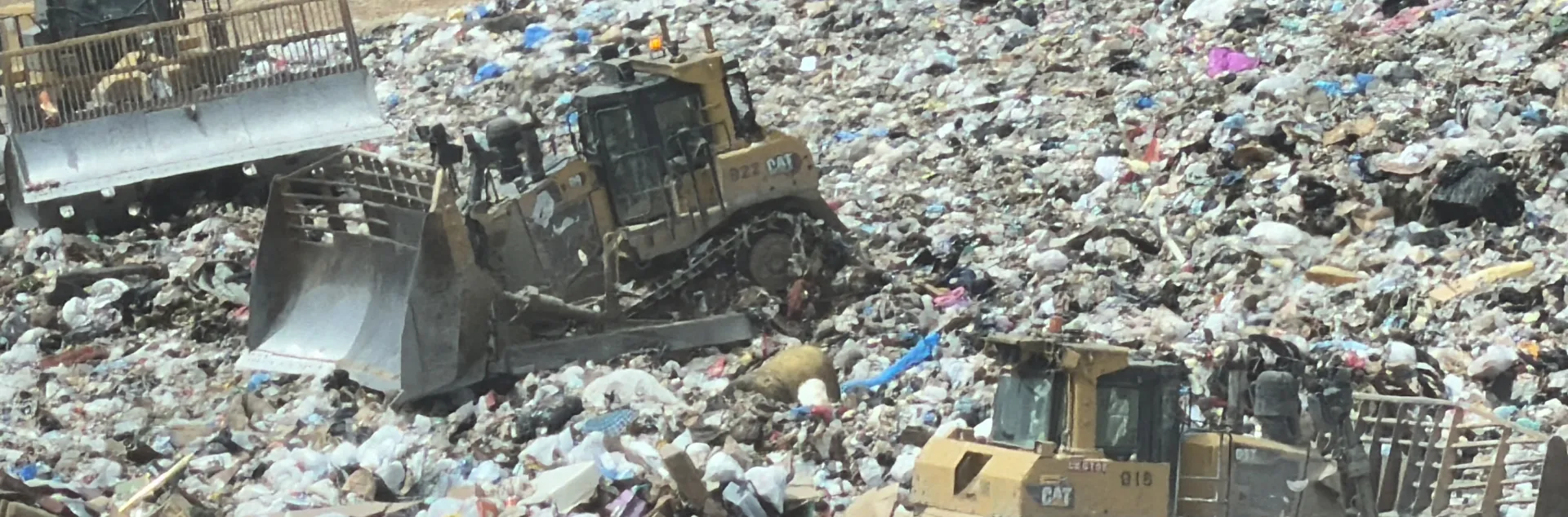 Maquinaria manejando basura.