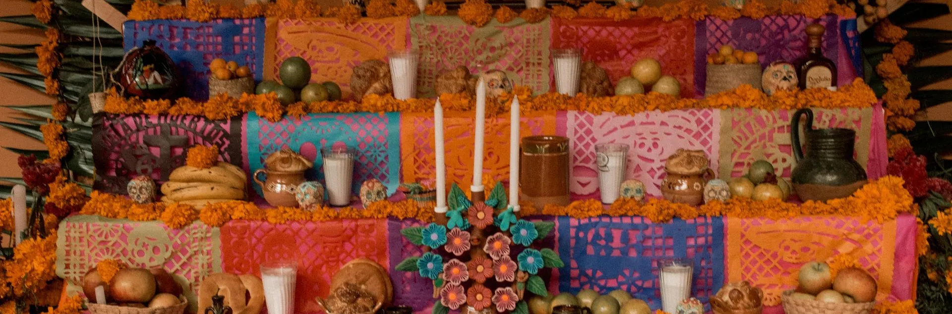 Altar de muertos, con los elementos necesarios para prepararlo