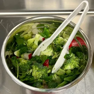 Además de preparar esta ensalada con “partes de plantas”, los participantes aprendieron sobre los diferentes componentes comestible de las plantas. Fotografía de Cailin McLaughlin