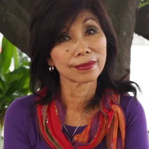 Example profile picture of woman with scarf